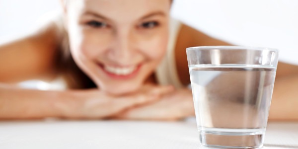 Woda wodorowa, woda alkaliczna - co dają? Czym się różnią?