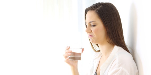 Jak zwalczyć zapach chloru z wody?