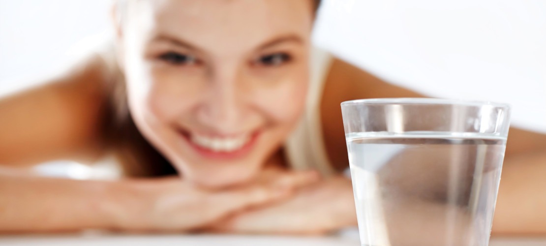 Woda wodorowa, woda alkaliczna - co dają? Czym się różnią?